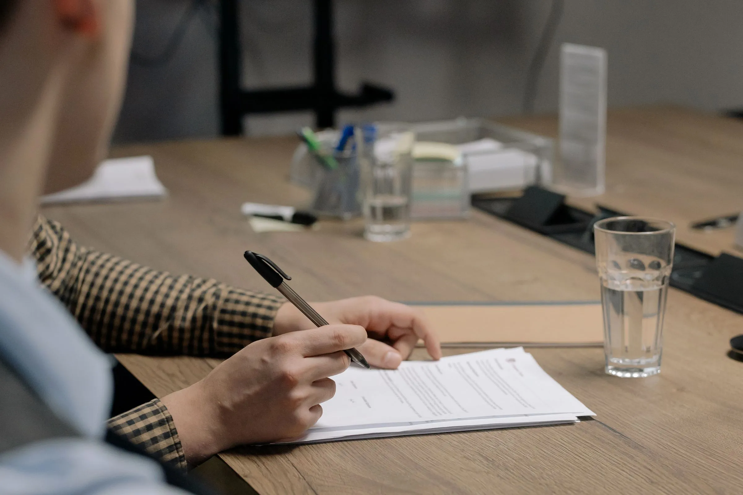 Reunión de trabajo alrededor de una mesa con documentos